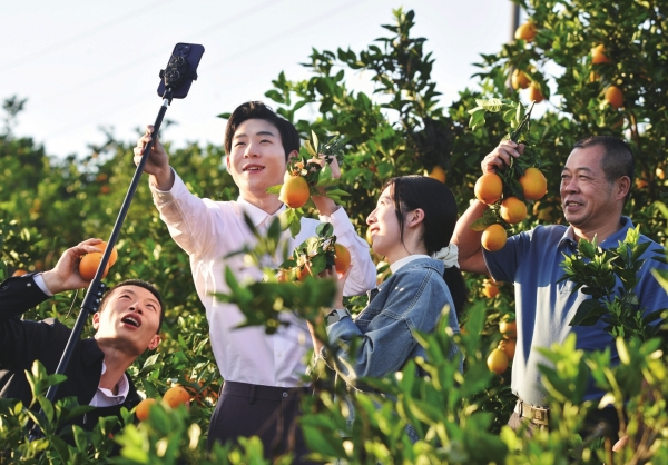 湖南日报·视觉丨嘉禾：党员直播 助农增收