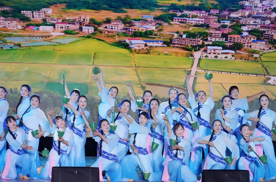 健康生活 蝶变祁东，2025年祁东县“邮政杯”广场舞总决赛火热落幕 
