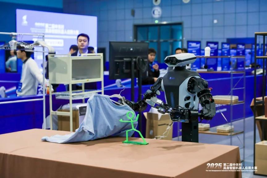 这届机器人，太能干了！观众直呼“快点上岗！”