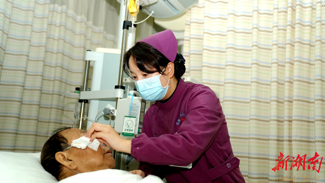 张家界：辽宁八旬游客突患心梗 医务人员全力抢救终脱险