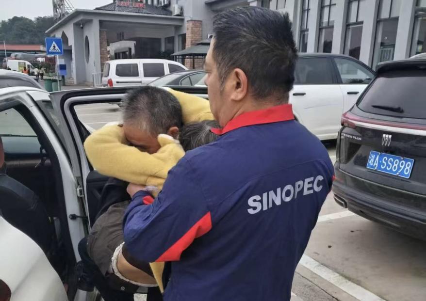 “我帮你开车送医！”——服务区员工紧急救助心梗旅客