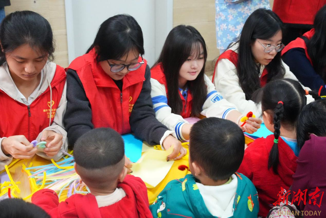 南华大学志愿者为孤独症儿童点亮星空