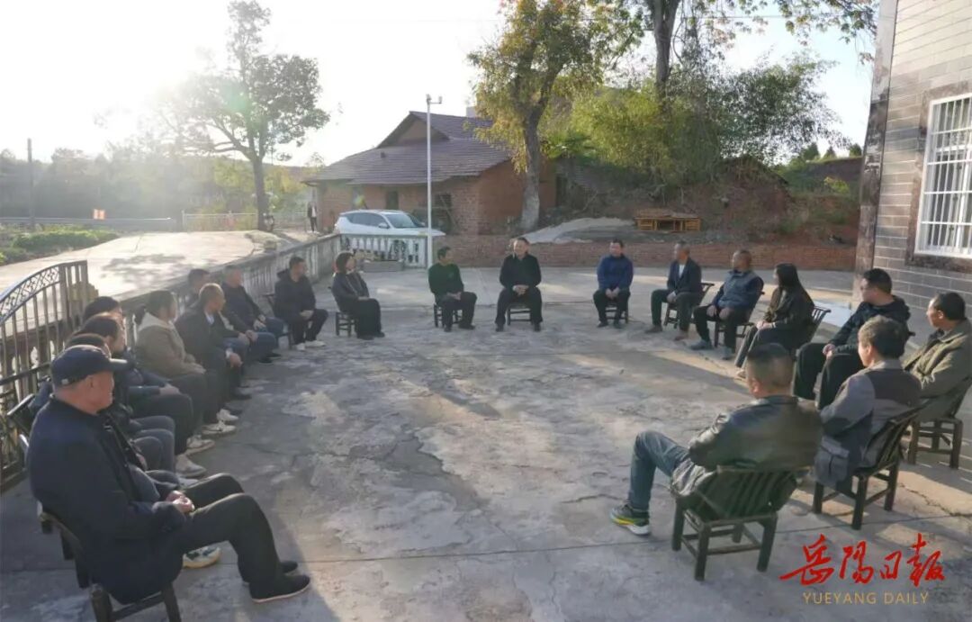 谢卫江在平江县安定镇小田村宣讲党的二十届四中全会精神