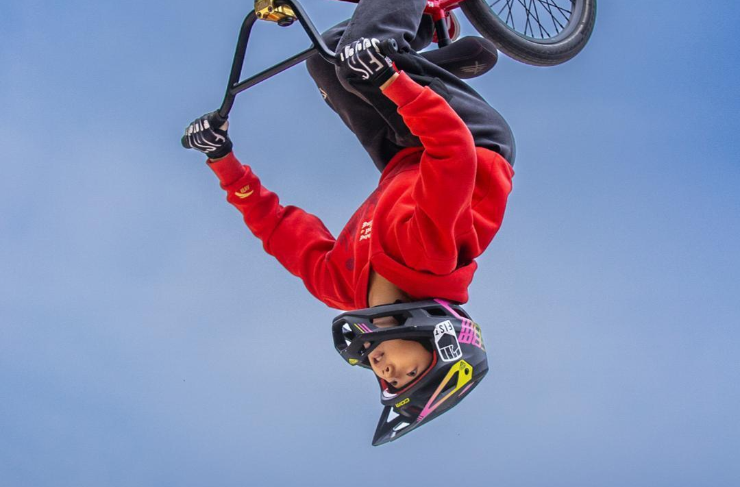 13岁少年骑着小轮车“起飞了”2.9米后空翻高度刷新世界纪录