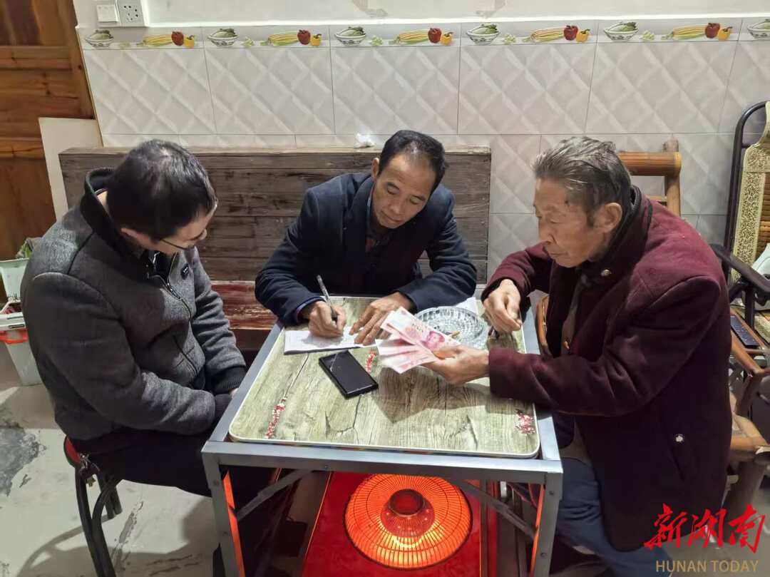 隆回县麻塘山乡：党员助力医保宣传和征缴  更好守护群众健康