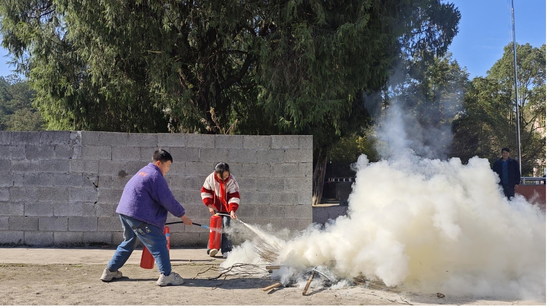 龙山县石牌镇中心小学开展2025年秋季逃生应急演练