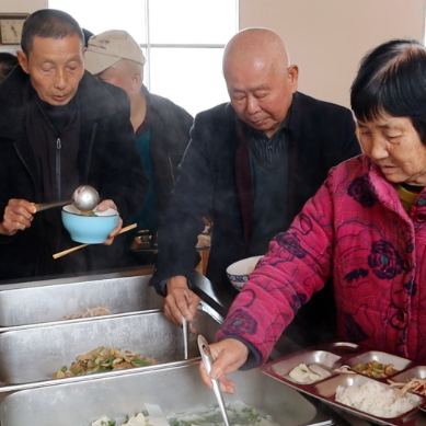 桃源县沙坪镇：“幸福食堂”化解空巢老人“吃饭愁”