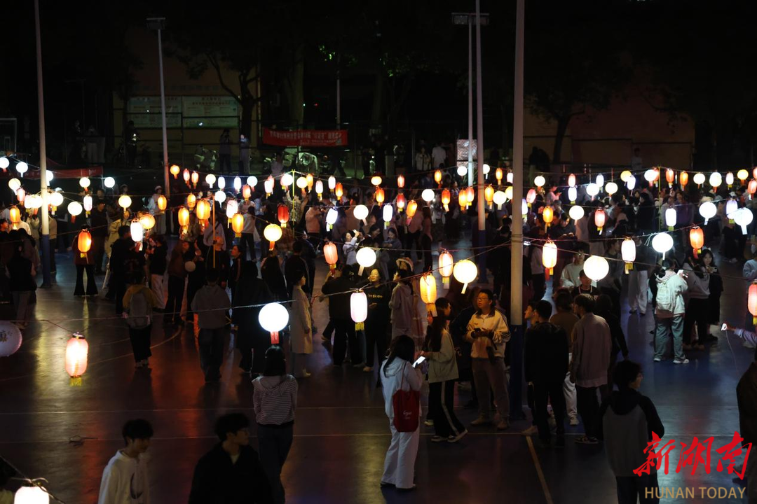 湘潭大学举办第十八届灯谜夜活动