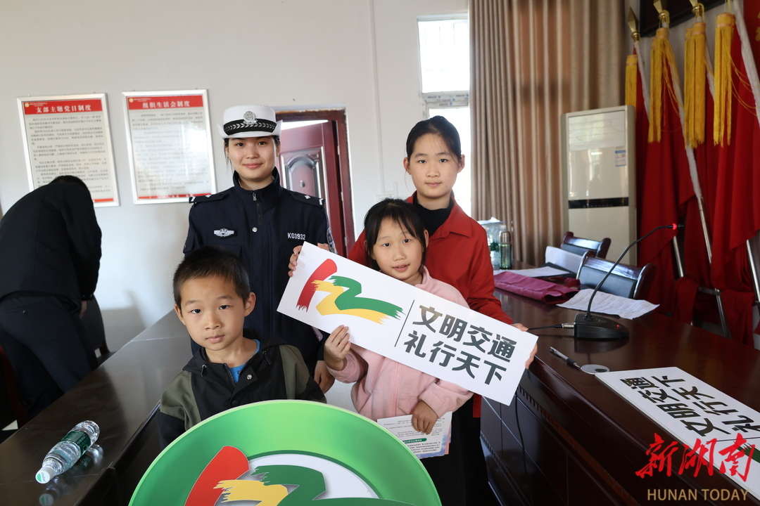 安全“零距离”！涟源交警走进社区送交通安全“干货”