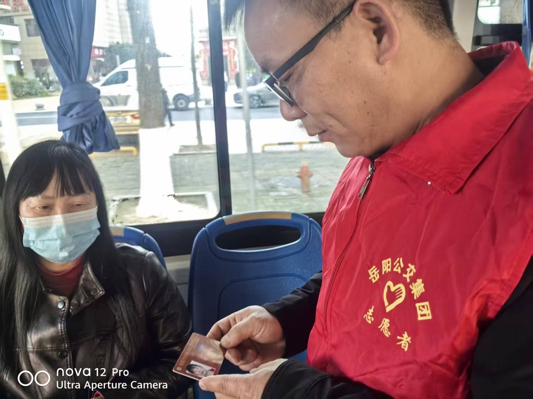 岳阳城区公交加强票证稽查 维护文明规范的乘车秩序  