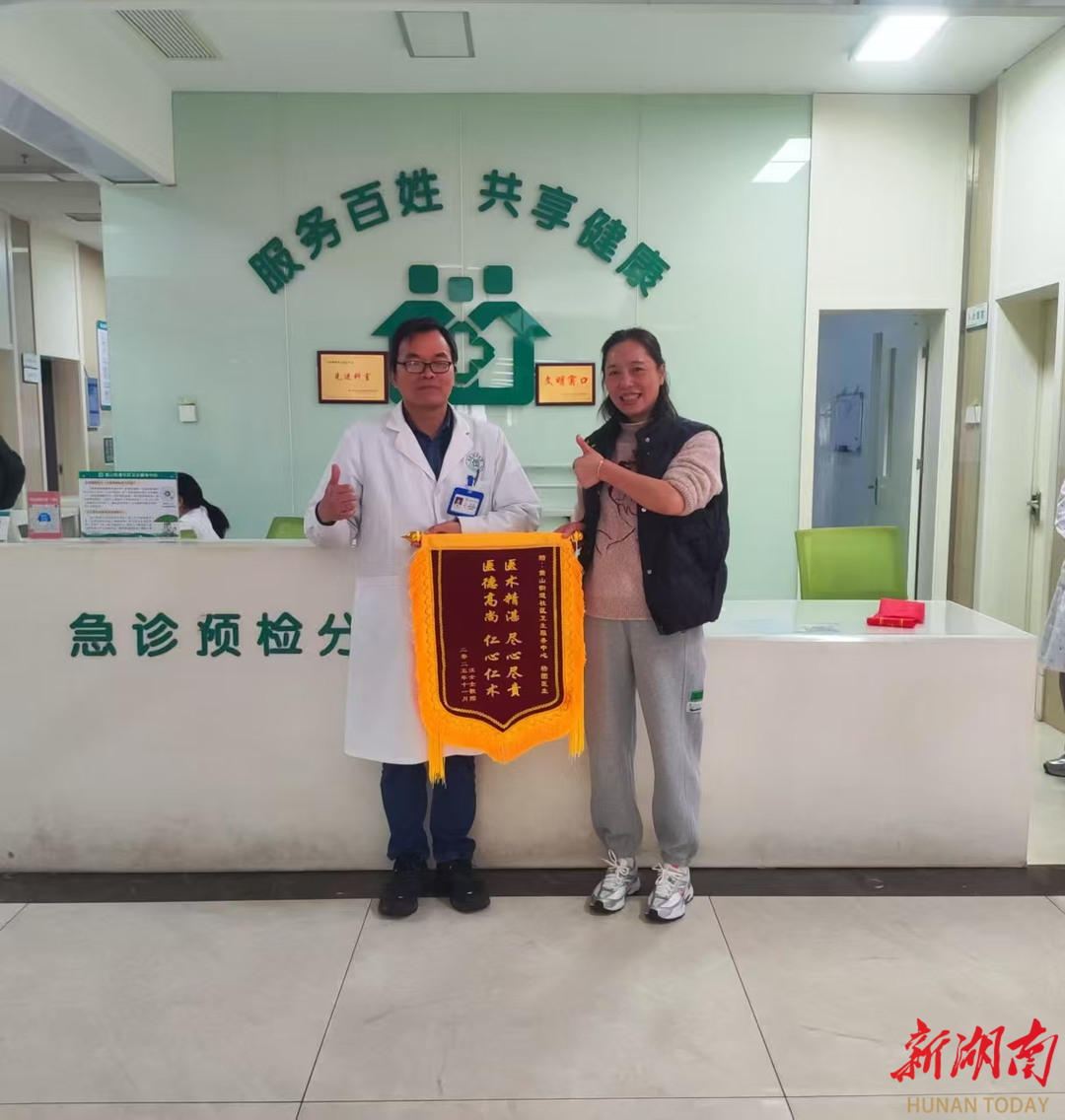 妙手换药除病痛 锦旗致谢暖人心
