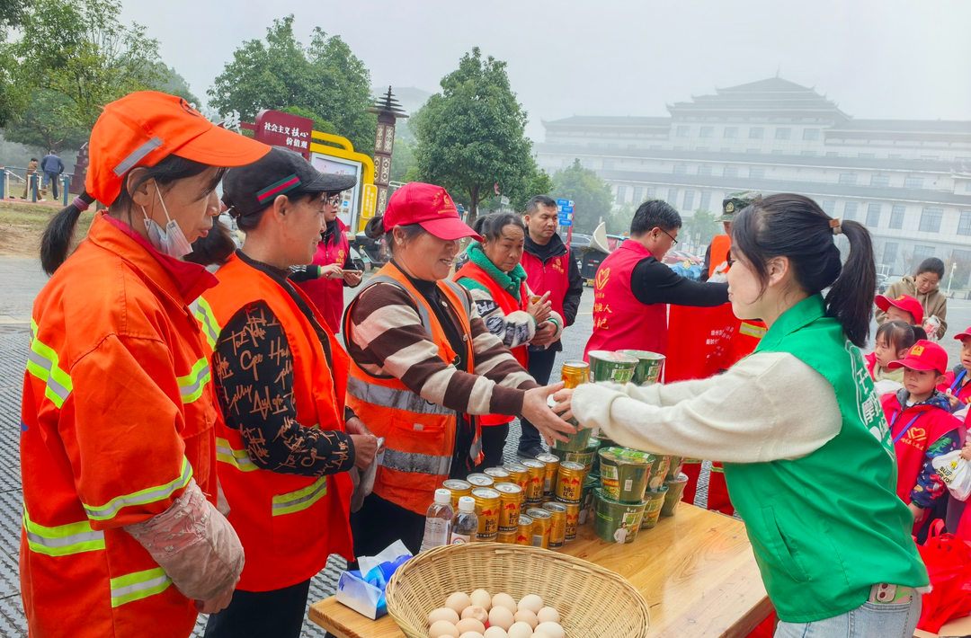 每月暖心约，靖州为城市“美容师”送爱心早餐