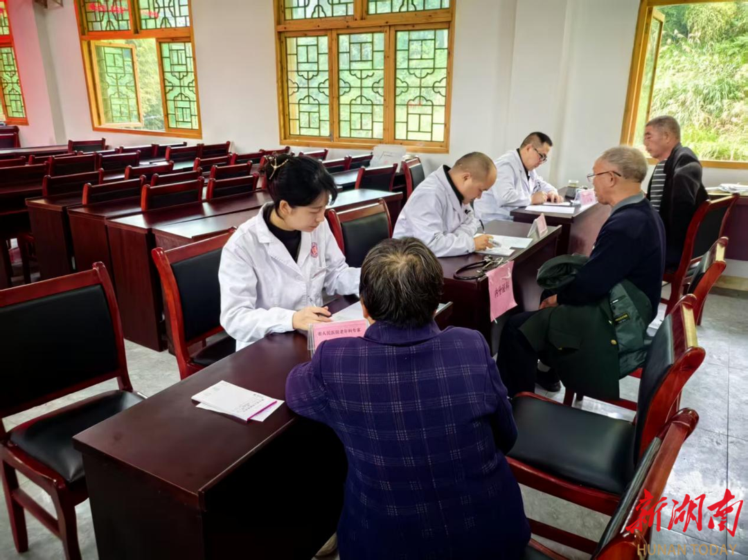 新化县人民医院驻村工作队义诊服务暖人心