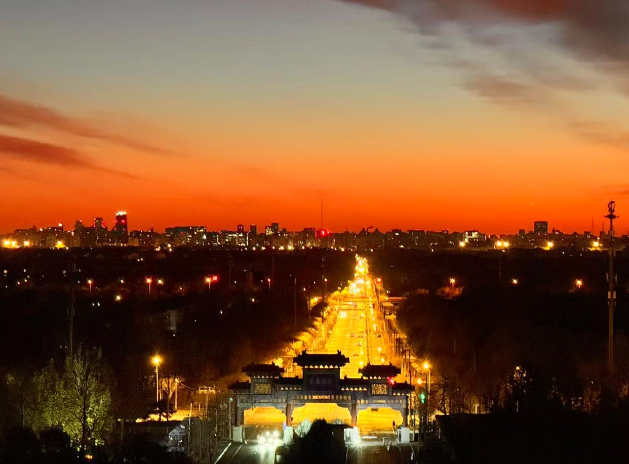 朝色漫染，天空披彩，北京的晨光太治愈了！