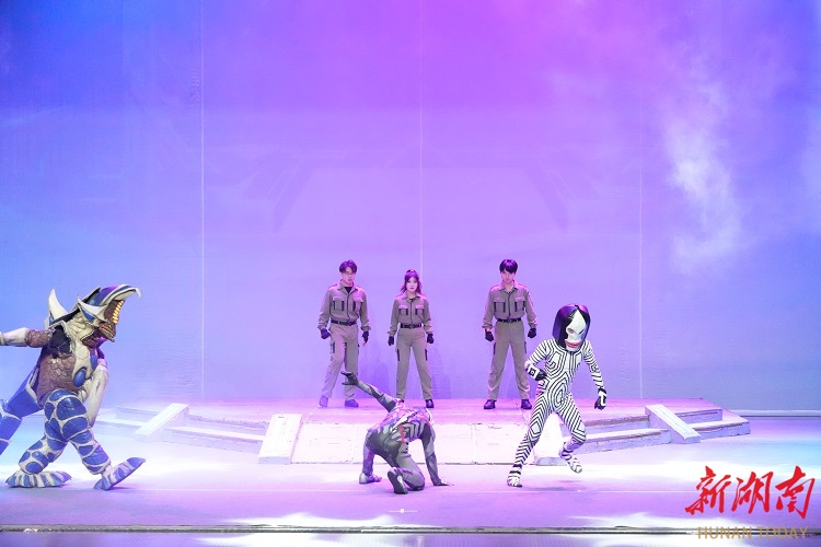 图集|清溪剧院上演奥特曼打怪兽，不同年龄段的人寻找属于自己的童年记忆