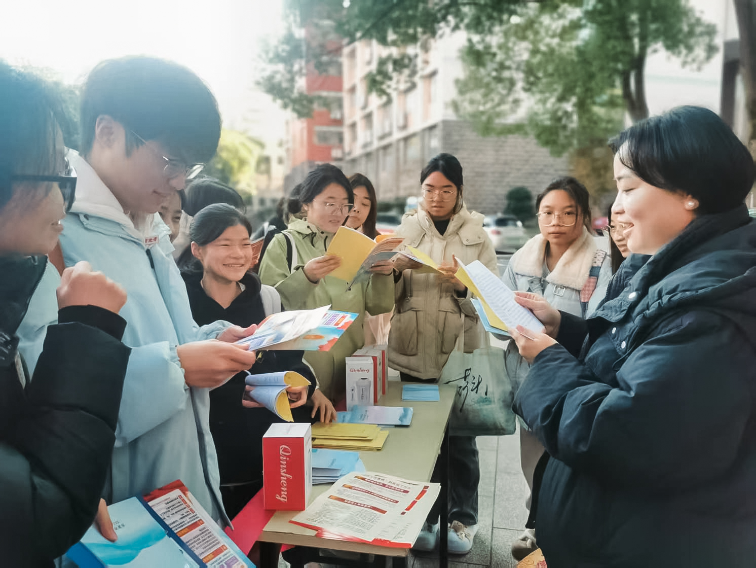 《信访工作条例》进校园 湘西州信访部门为大学生送“法治指南”