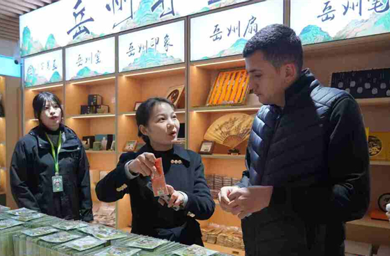 Foreign Businessmen Give Thumbs up to Yueyang