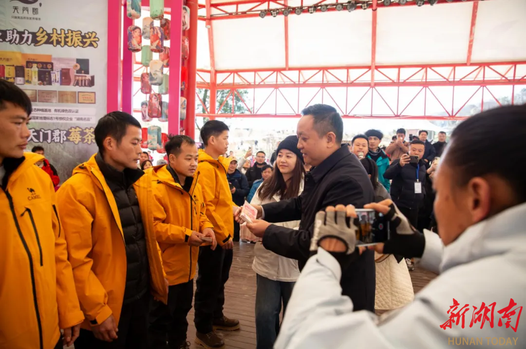 天门郡莓茶加码万金，致敬荒野求生14位决赛勇士与家人