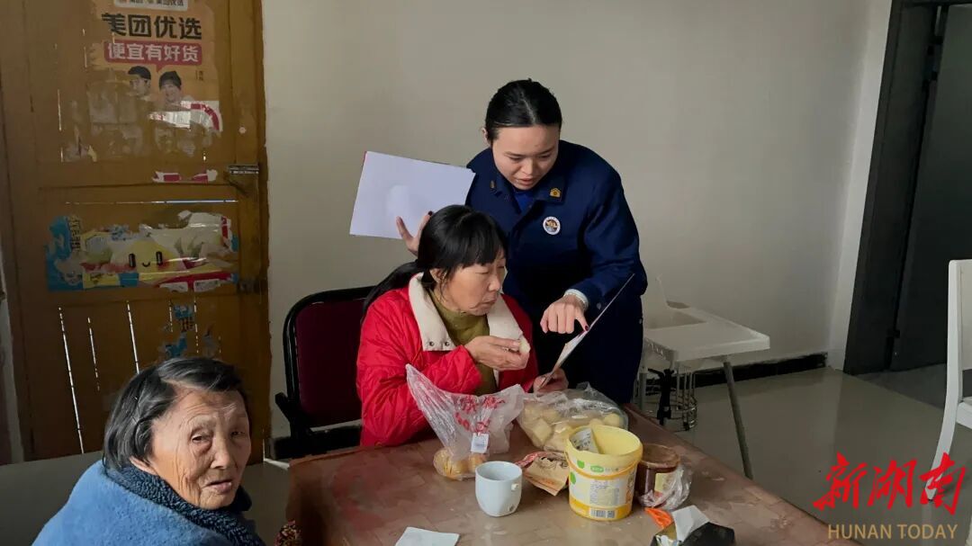 娄底“火焰蓝”进社区把“安全感”送上门