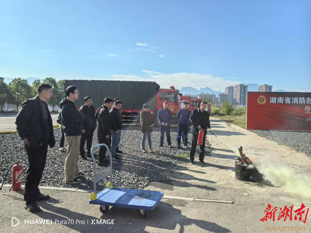 张家界市工信局开展“全民消防、生命至上”消防宣传月主题党日活动