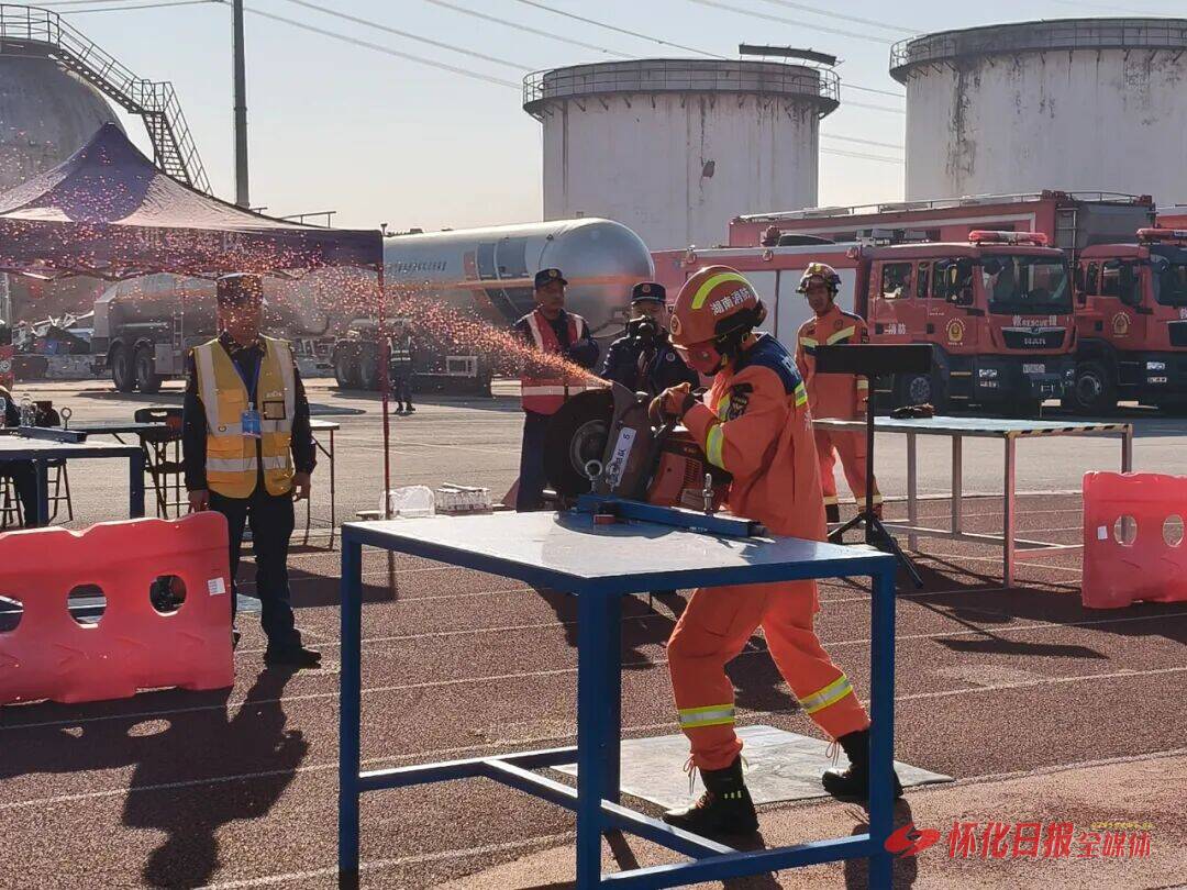 全省2025年装备技能练兵比武竞赛落幕 怀化消防喜获团体一等奖