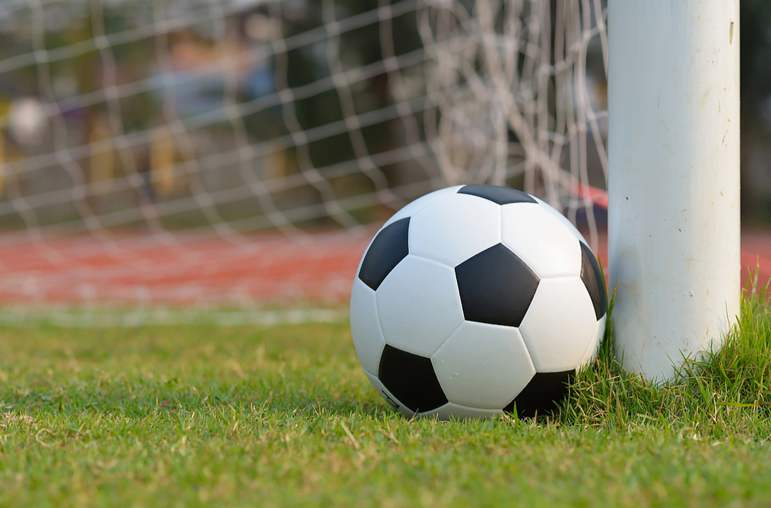 中足联开出罚单：成都蓉城球迷歧视侮辱河南队球员阿奇姆彭，俱乐部被罚50万元，部分看台空场