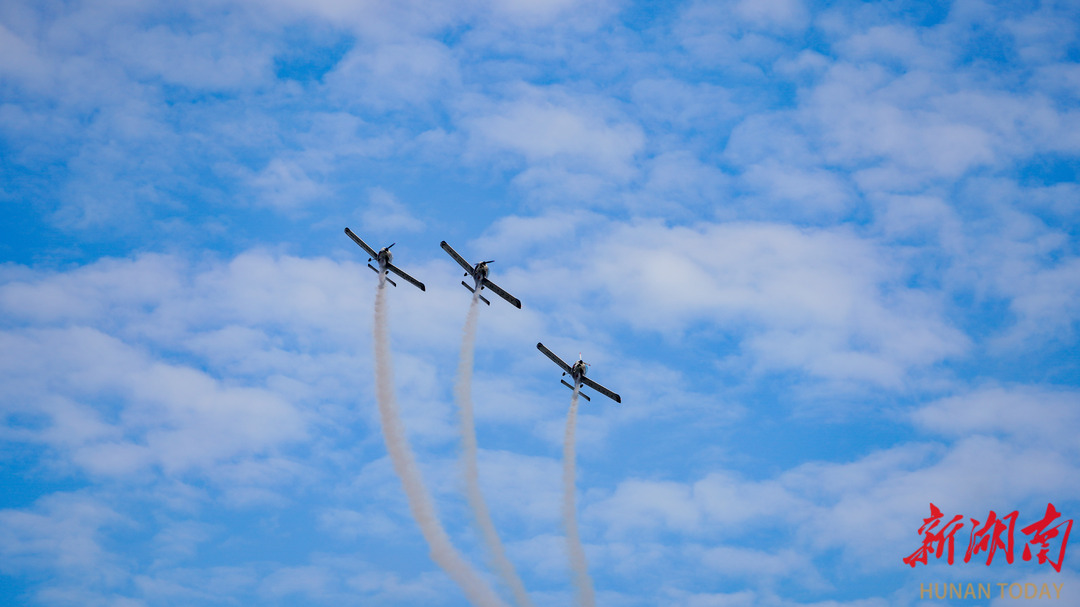 2025湖南（国际）通用航空及低空经济产业博览会动态飞行表演开幕 发展低空经济 引领美好生活 肖百灵宣布开幕