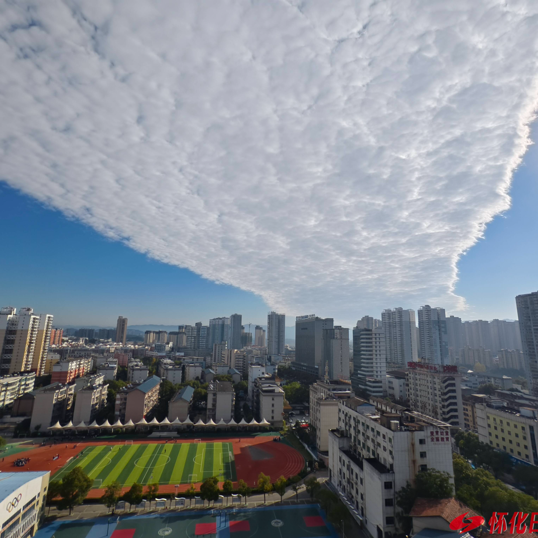 碧空如洗，云若悬线 怀化城区现“斑马线云”美景