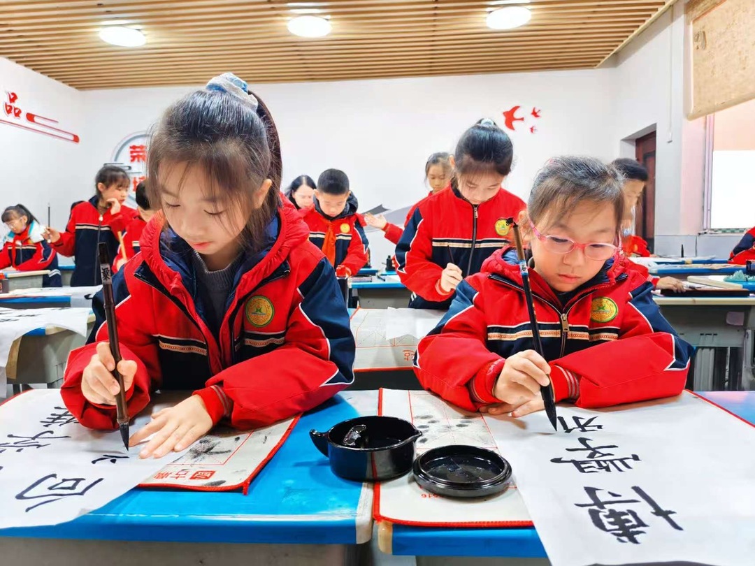 会同一完小：挥毫书博学 落笔见雅行