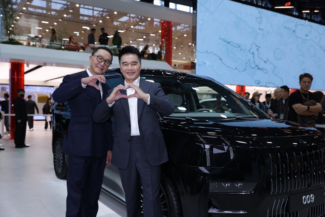爷青回！“达康”“祁厅”8年后同框，许亚军广州车展下单极氪9X