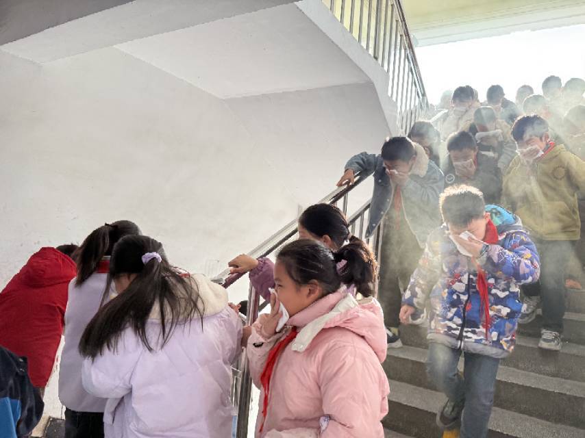 岳阳县杨林街镇中心学校开展消防应急演练 筑牢校园安全防火墙