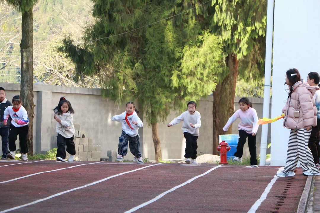龙山县农车镇九年制学校2025年秋季田径运动会举行