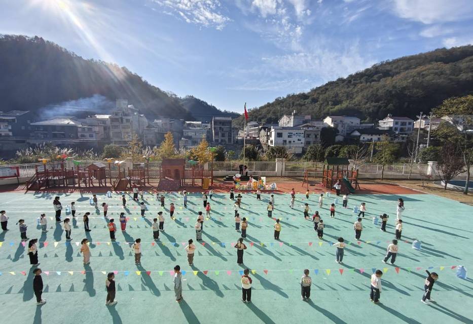 石门子良镇中心幼儿园：趣享运动 “童”样精彩