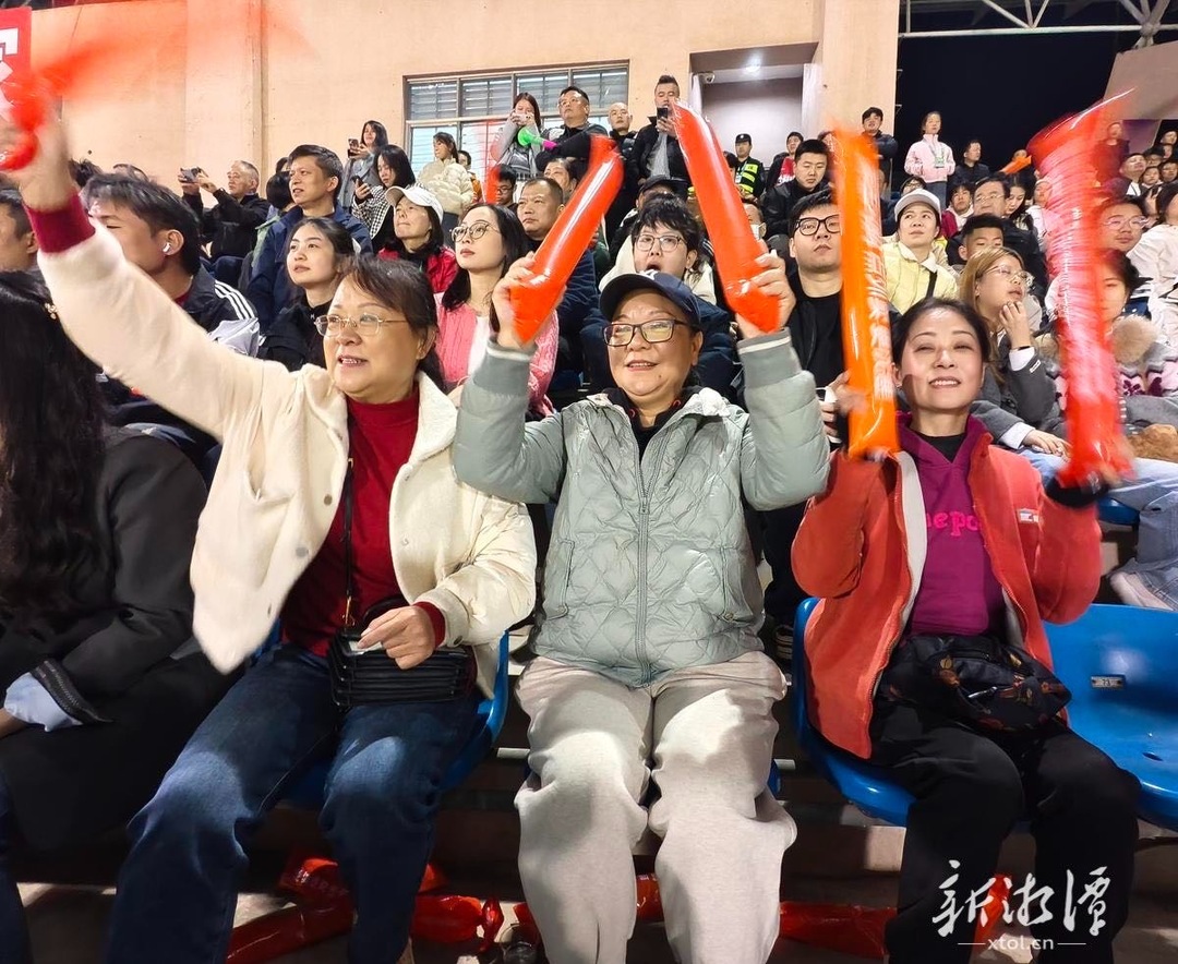 女足传奇与足球萌娃！老小同框燃梦绿茵场