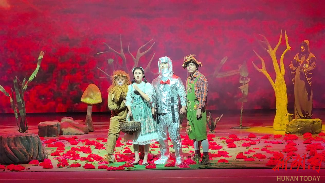 跟着世界经典童话走进“魔法王国”，这晚的清溪剧院座无虚席