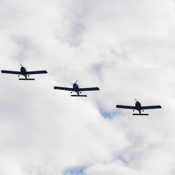 里三层外三层全是人！芦淞机场动态飞行表演人气爆棚
