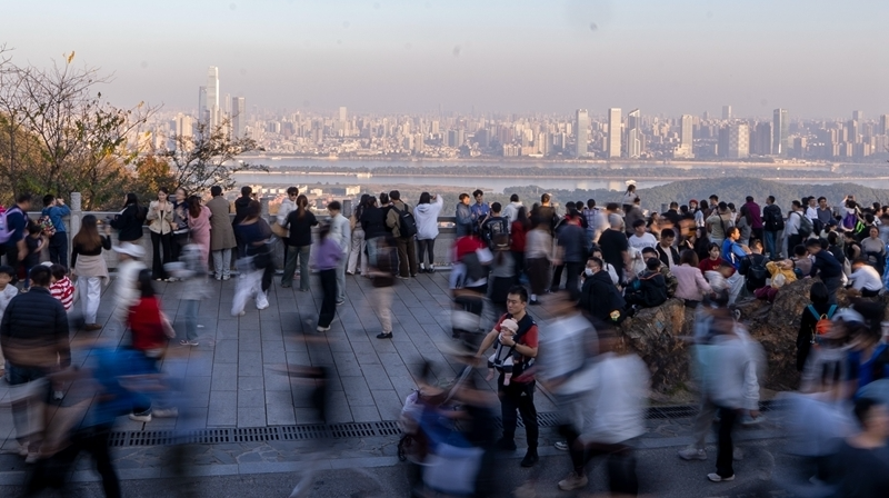岳麓山开启 “人从众”模式