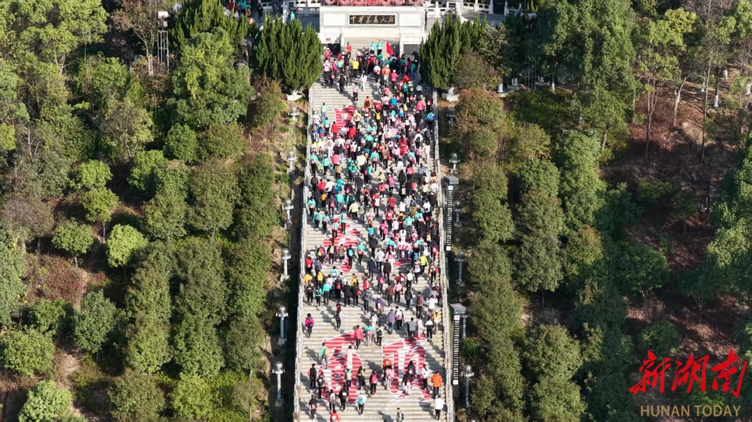 2025南岳衡山国际登山赛鸣枪开跑 
