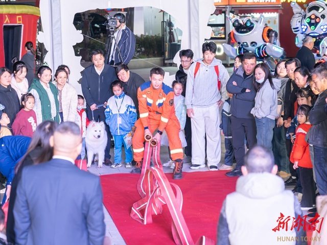 娄底市消防救援支队开展商场防火知识直播活动