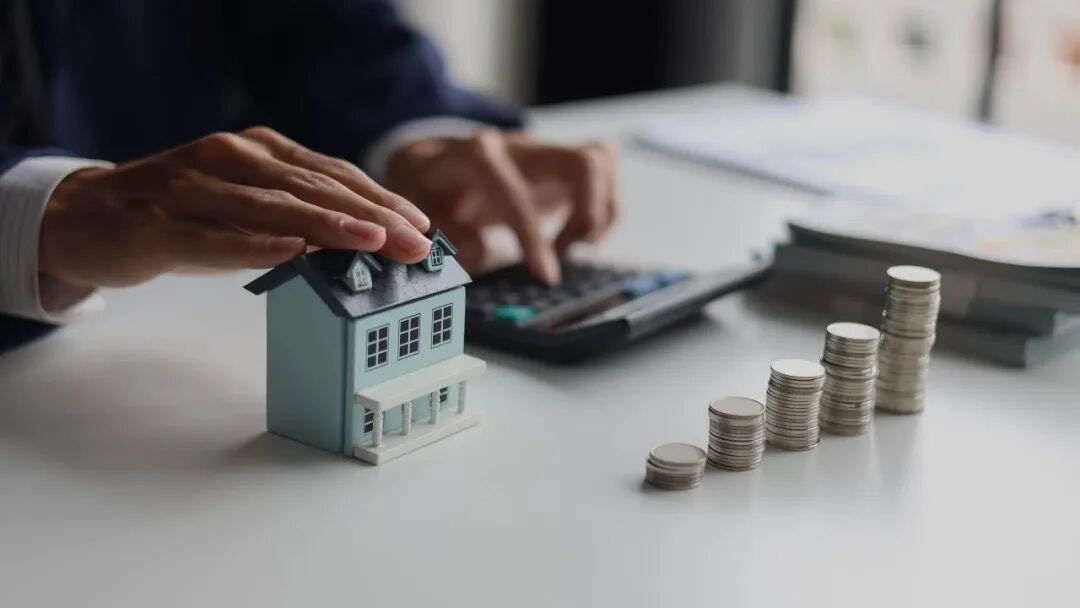 银行下场卖房，什么信号？