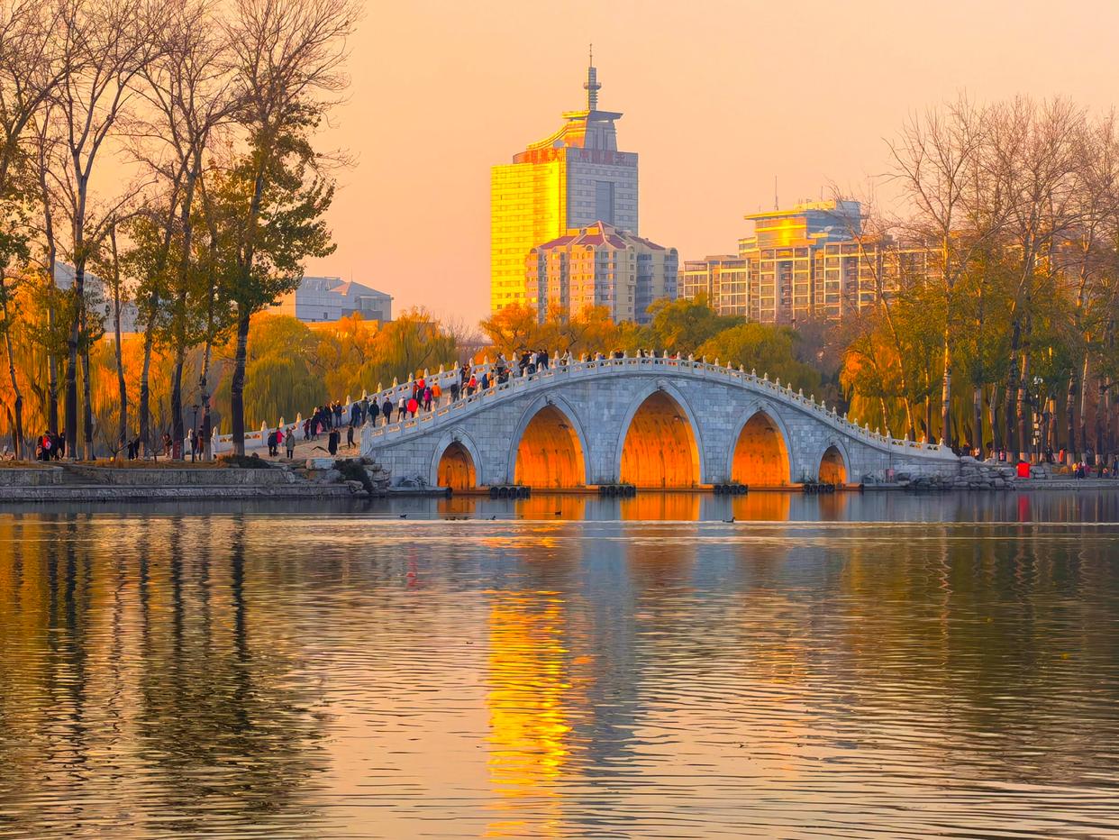 北京玉渊潭公园，也有“金光穿洞”！