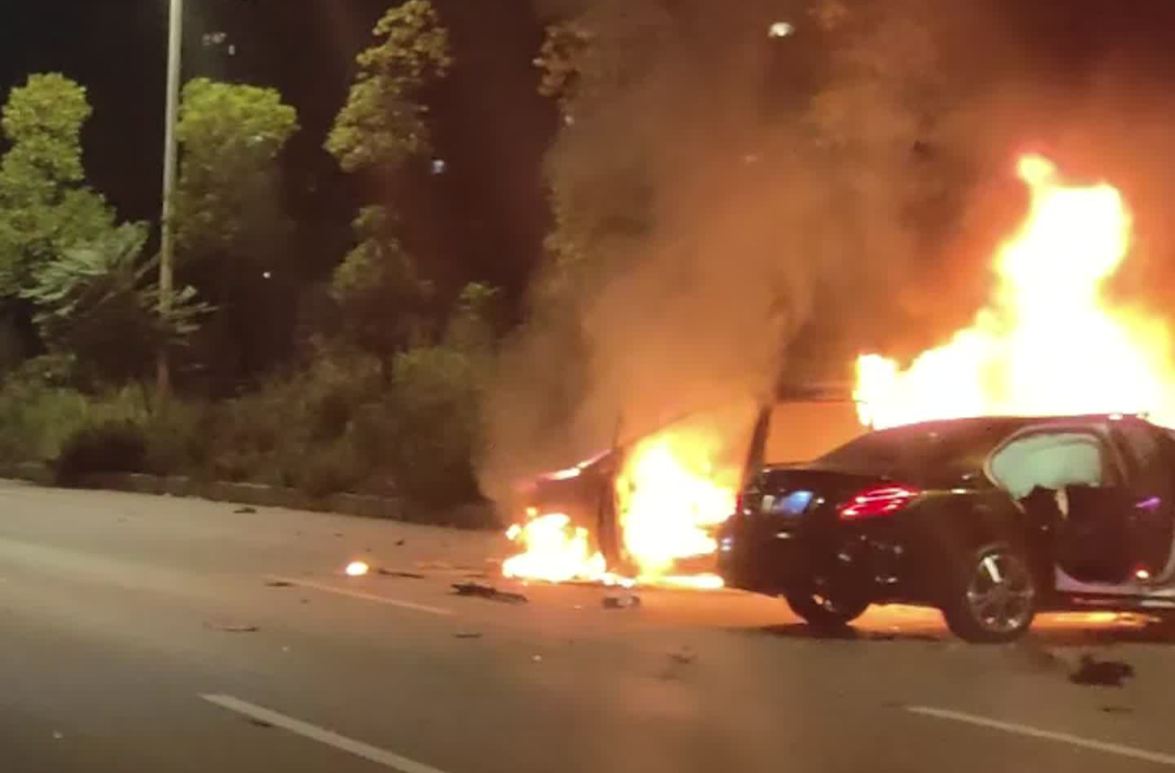 点赞！车祸引发大火，47岁外卖员冒火勇救被困司机