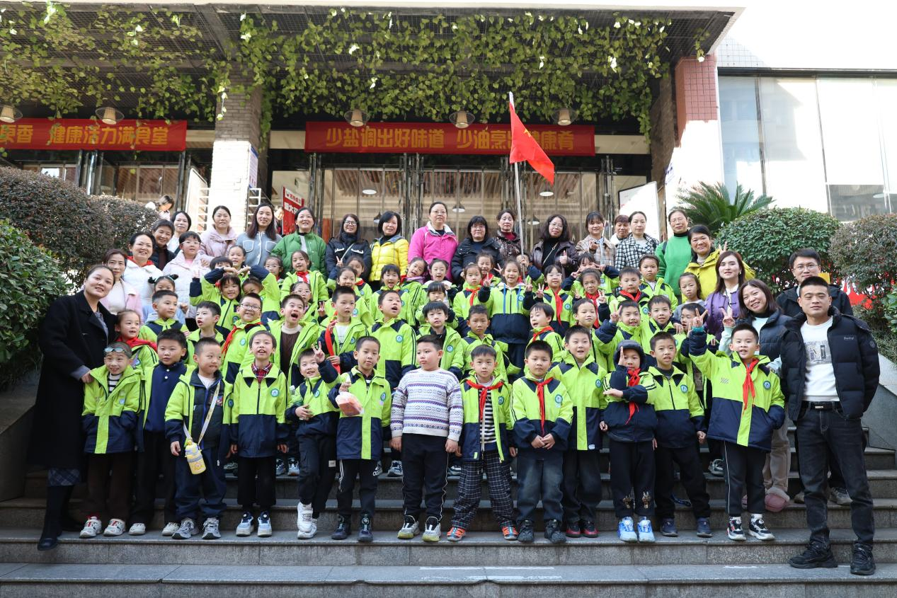 南华大学：大学生与小学生共同开展劳动教育实践活动