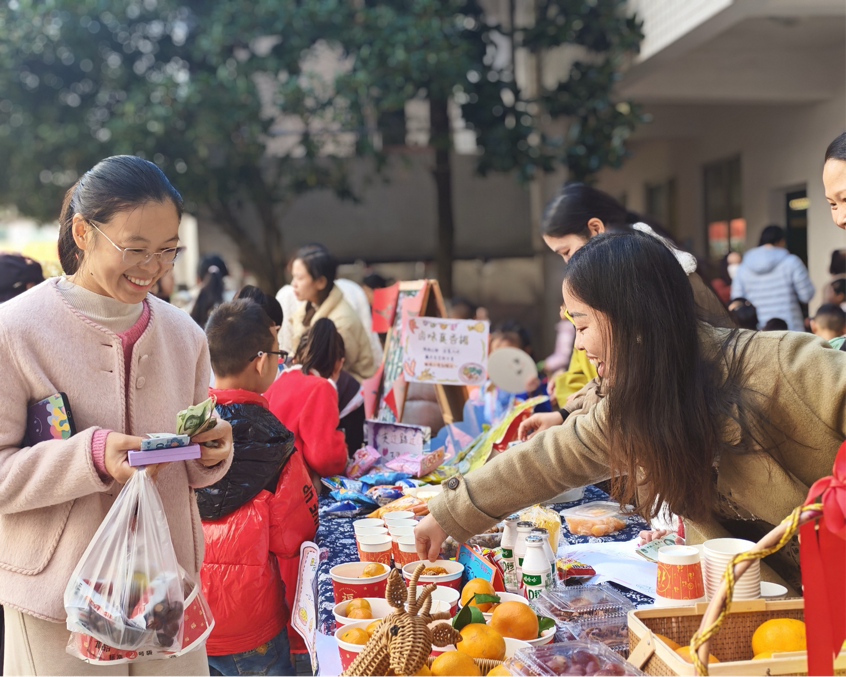 株洲市荷塘小学游园会热闹开场，在劳动与交换中收获成长