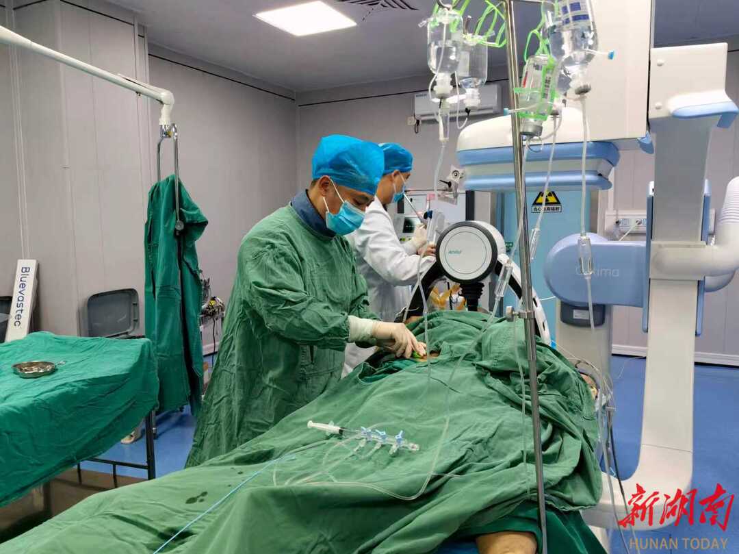 患者心脏骤停命悬一线 医护人员打通血管重启心跳