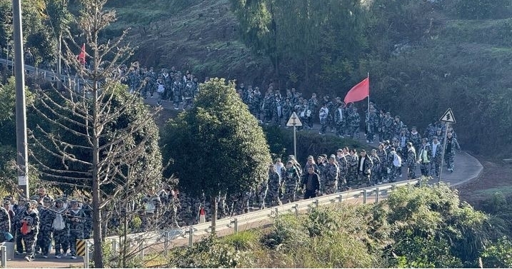 麻阳一中师生赴滕代远故居开展国防教育活动