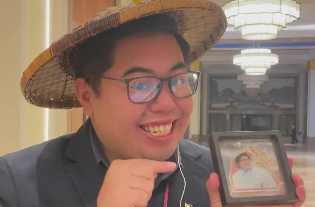 双语新闻｜心意不负等待！IYF架桥，长沙温度随定制礼物圆满送达