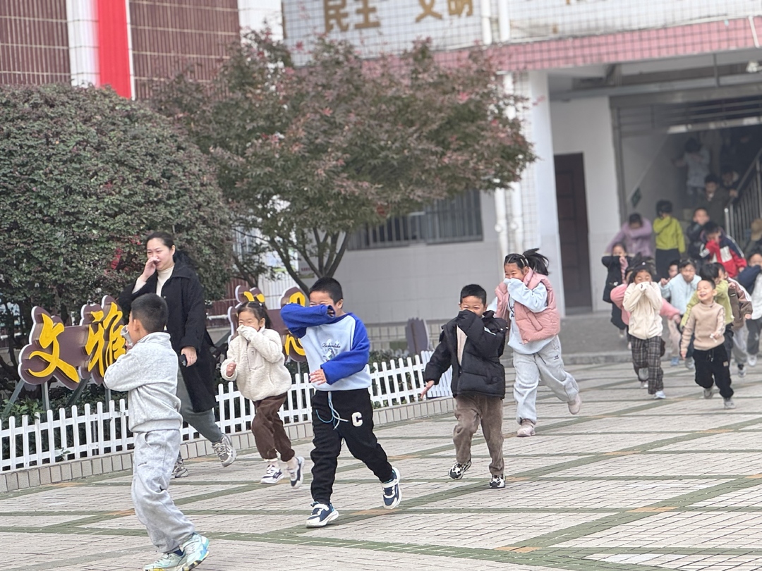 株洲市芦淞区庆云山小学举行消防演练暨灭火器实操培训