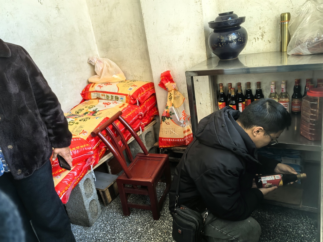 龙山县里耶镇给敬老院后厨做“安全体检”