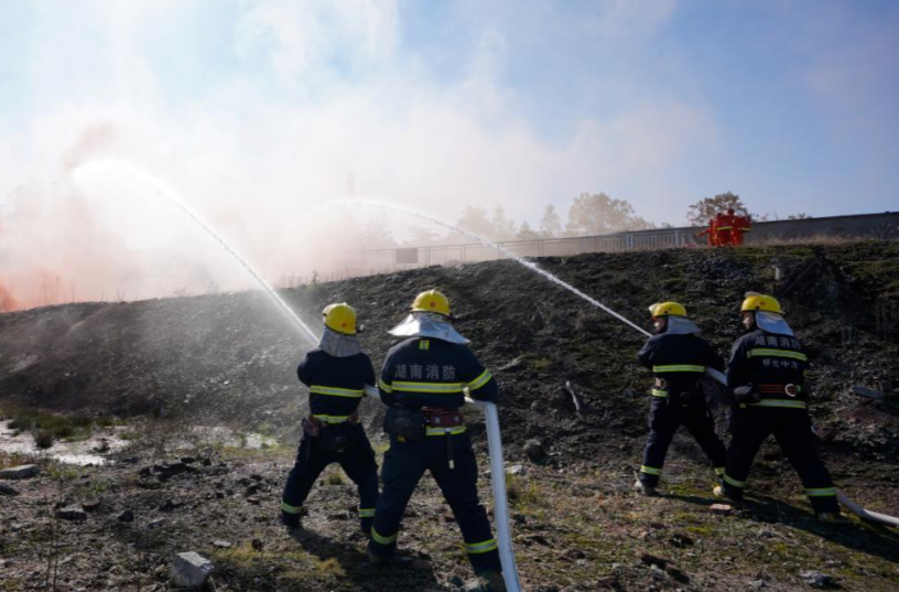 怀化市中方县开展烟花爆竹企业消防实战演练